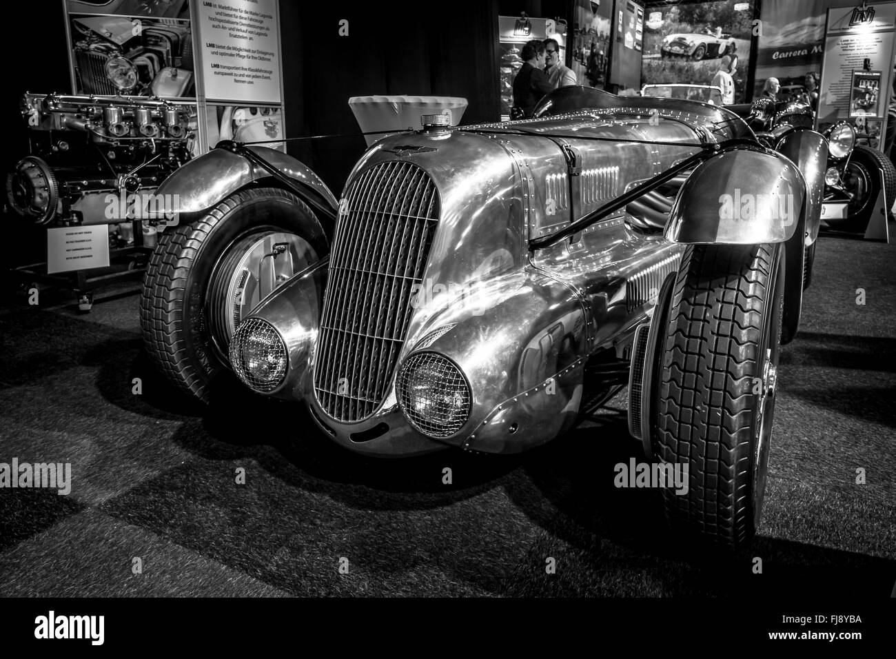 Voiture de course noir et blanc Banque de photographies et d’images à ...