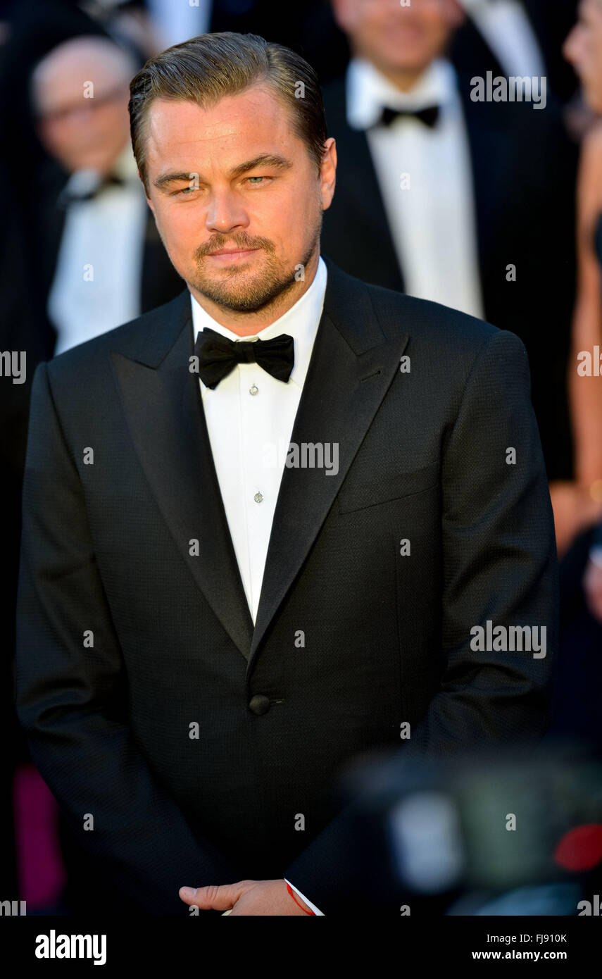 L'acteur Leonardo DiCaprio arrive pour la 88e cérémonie des Oscars au Kodak Theater à Hollywood, Californie, USA, 28 février 2016. Les oscars sont présentées pour des efforts individuels ou collectifs dans 24 catégories en cinématographie. Photo : Hubert Boesl/DPA - AUCUN FIL SERVICE - Banque D'Images