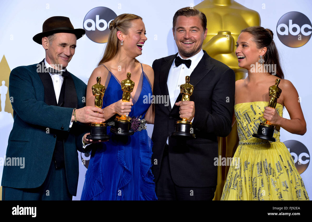 (L-R) Mark Rylance détient l'Oscar de l'acteur dans un Second Rôle pour "Pont des espions", Brie Larson détient l'Oscar pour l'actrice dans un rôle principal pour les 'Prix', Leonardo DiCaprio détient l'Oscar de l'acteur dans un premier rôle pour "Le Revenant" et Alicia Vikander détient l'Oscar pour l'actrice dans un Second Rôle pour "The Danish Girl" dans la salle de presse au cours de la 88e cérémonie des Oscars au Kodak Theater à Hollywood, Californie, USA, 28 février 2016. Photo : Hubert Boesl/DPA - AUCUN FIL SERVICE - Banque D'Images