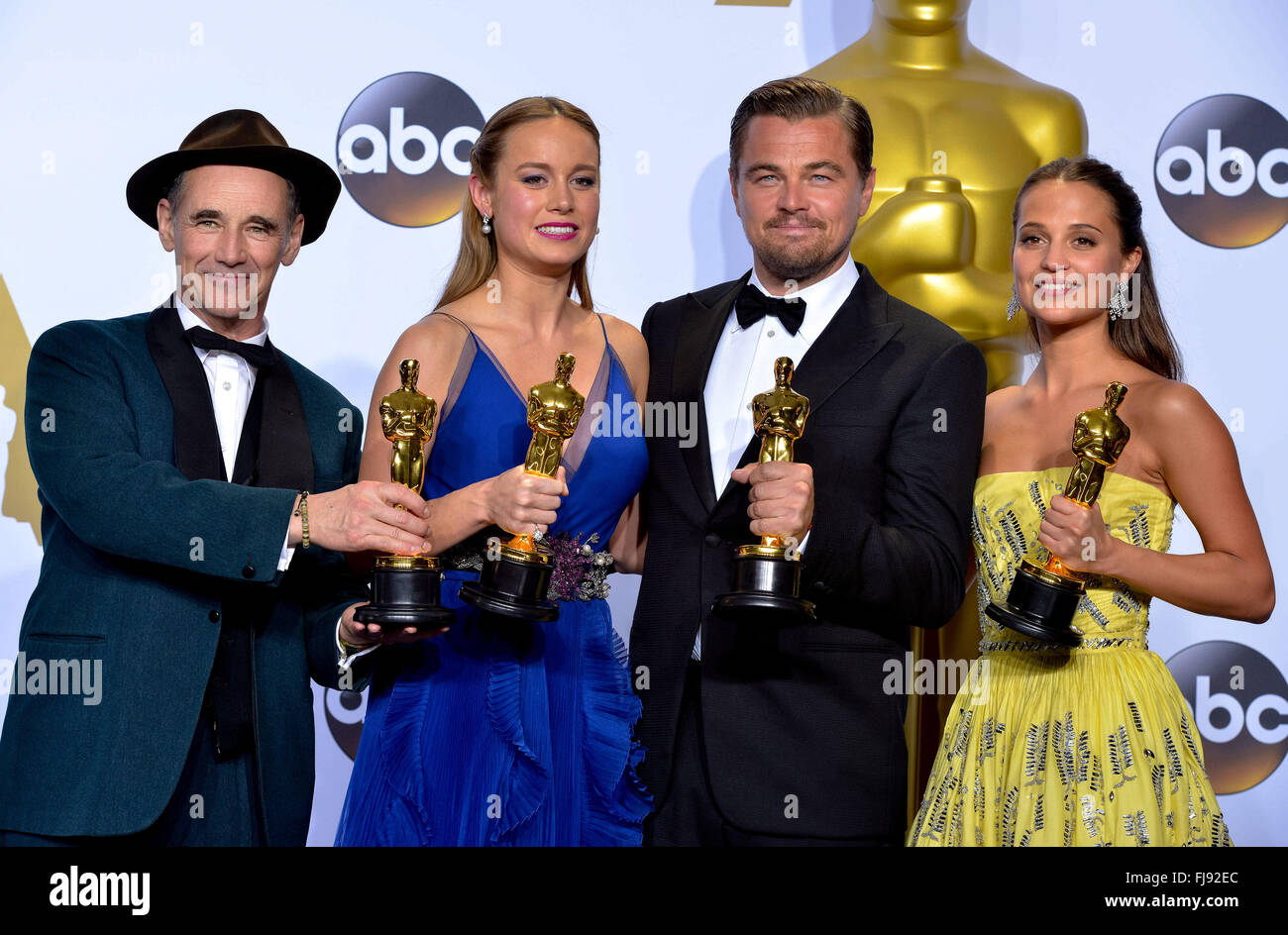 (L-R) Mark Rylance détient l'Oscar de l'acteur dans un Second Rôle pour "Pont des espions", Brie Larson détient l'Oscar pour l'actrice dans un rôle principal pour les 'Prix', Leonardo DiCaprio détient l'Oscar de l'acteur dans un premier rôle pour "Le Revenant" et Alicia Vikander détient l'Oscar pour l'actrice dans un Second Rôle pour "The Danish Girl" dans la salle de presse au cours de la 88e cérémonie des Oscars au Kodak Theater à Hollywood, Californie, USA, 28 février 2016. Photo : Hubert Boesl/DPA - AUCUN FIL SERVICE - Banque D'Images