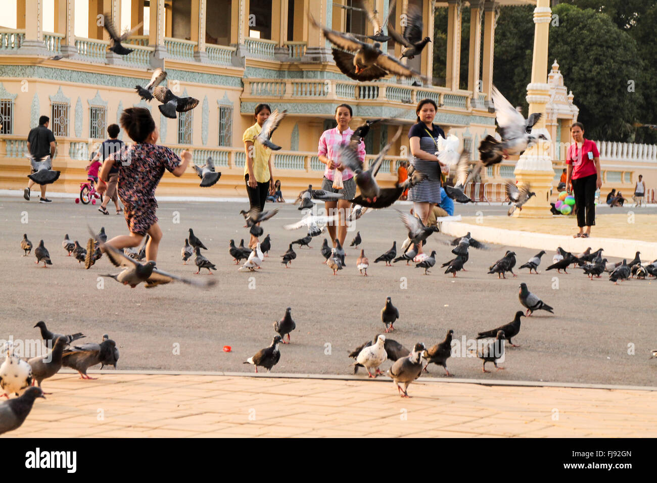 Les Cambodgiens à l'affiche au palais royal de Phnom Penh. Banque D'Images