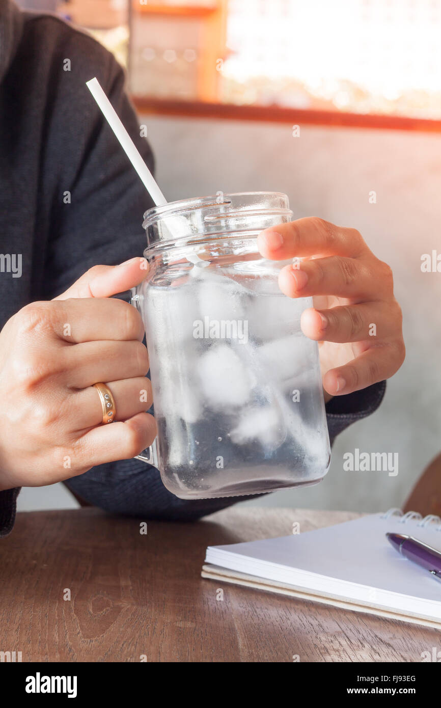 La main de femme tenant un verre d'eau froide, stock photo Banque D'Images