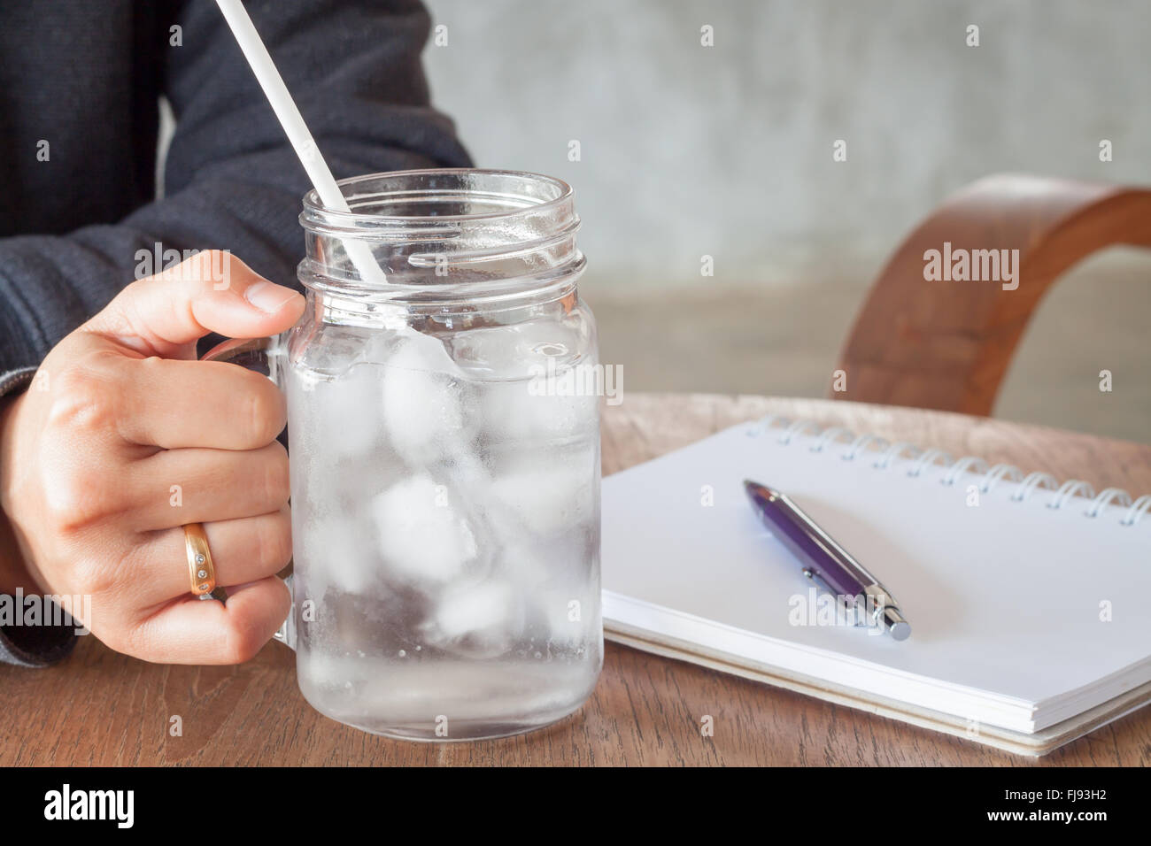 La main de femme tenant un verre d'eau froide, stock photo Banque D'Images