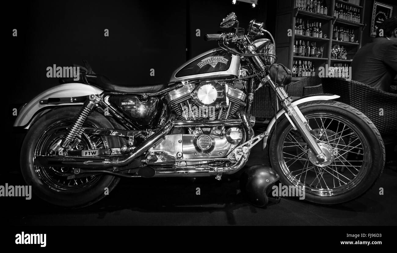 Moto Harley-Davidson Seventy-Two. Noir et blanc. Banque D'Images