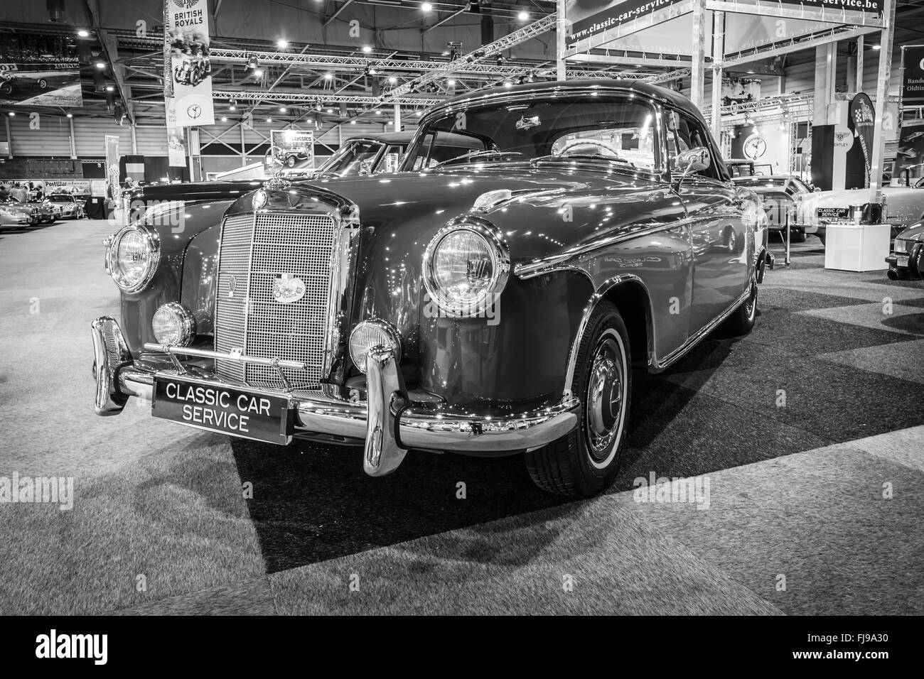 Voiture de luxe Mercedes-Benz 220S Cabriolet (W180), 1959. Noir et blanc. Banque D'Images