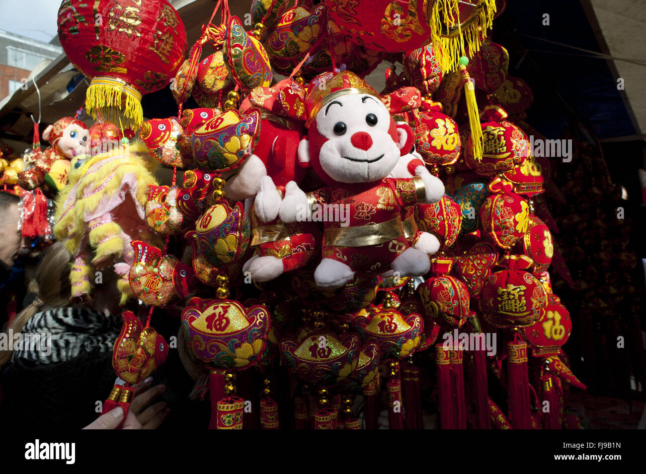 London UK 14 février 2016 Mascottes en vente pour marquer le Nouvel An chinois du singe dans Chinatown. Banque D'Images
