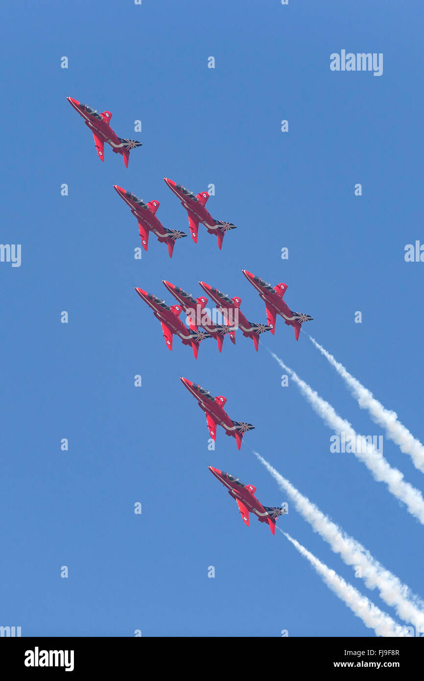 Royal Air Force (RAF) la formation de l'équipe de voltige afficher les flèches rouges battant British Aerospace Hawk T.1 d'entraînement. Banque D'Images