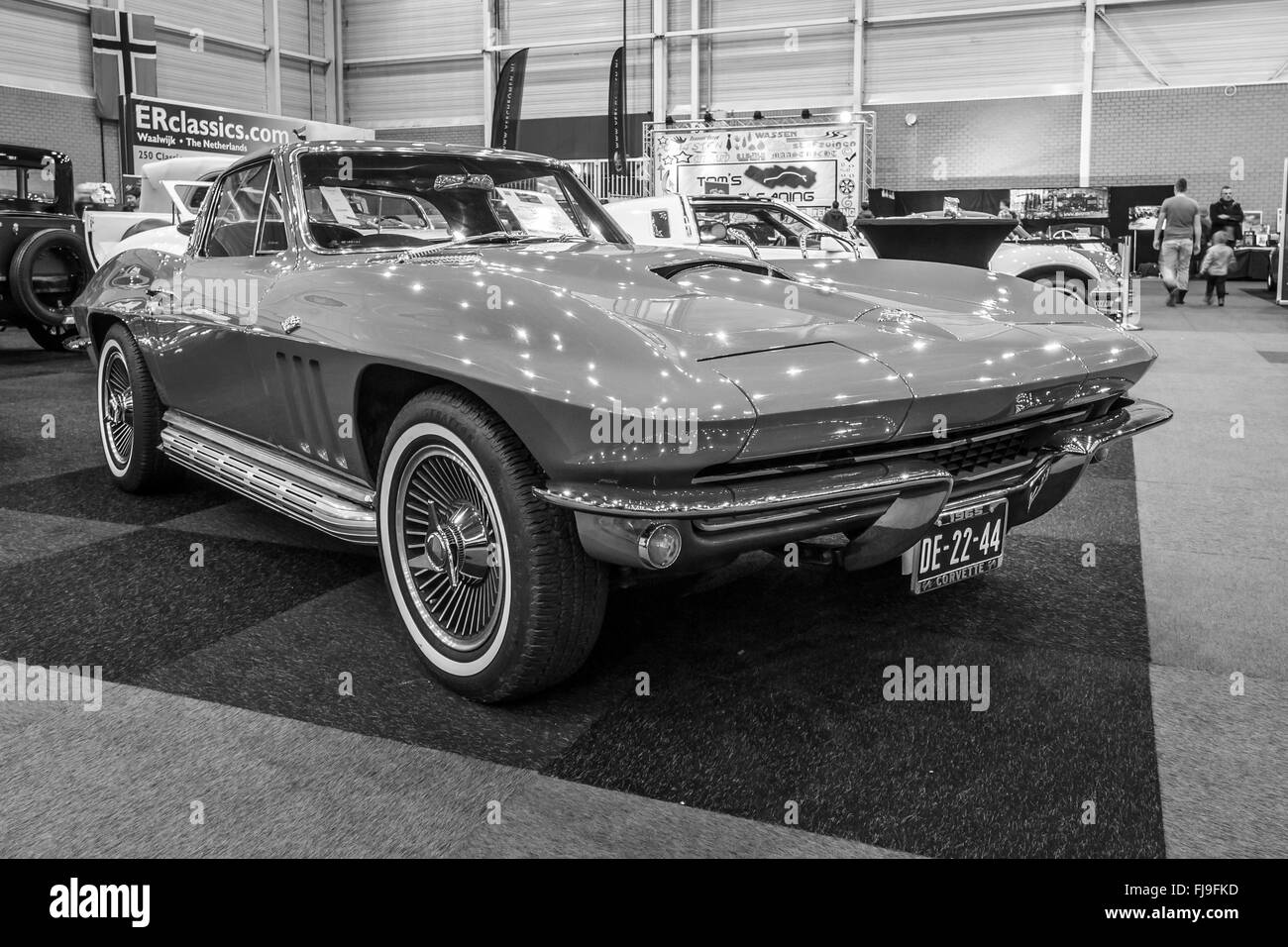 Voiture de sport Chevrolet Corvette C2 'Sting', 1965. Noir et blanc. Banque D'Images