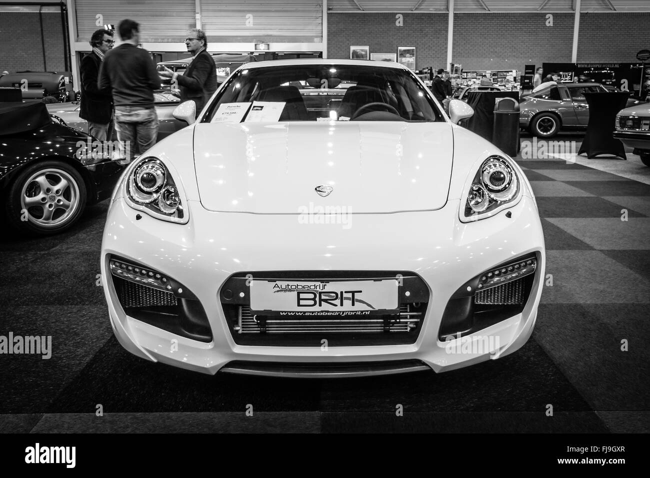 Voiture de luxe pleine grandeur Porsche Panamera Grand GT, 2012. Noir et blanc. Banque D'Images