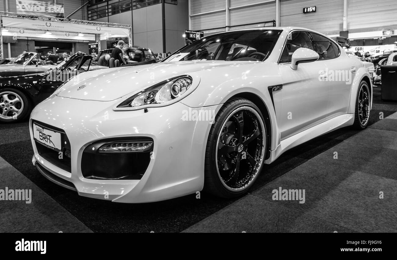 Voiture de luxe pleine grandeur Porsche Panamera Grand GT, 2012. Noir et blanc. Banque D'Images
