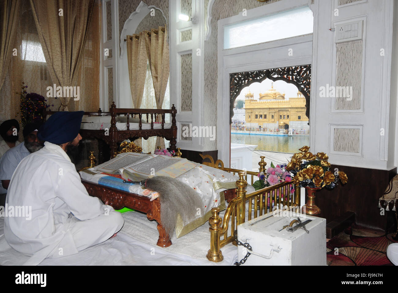 La lecture des Écritures, clerc Sikh d'Amritsar, Punjab, en Inde, en Asie Banque D'Images