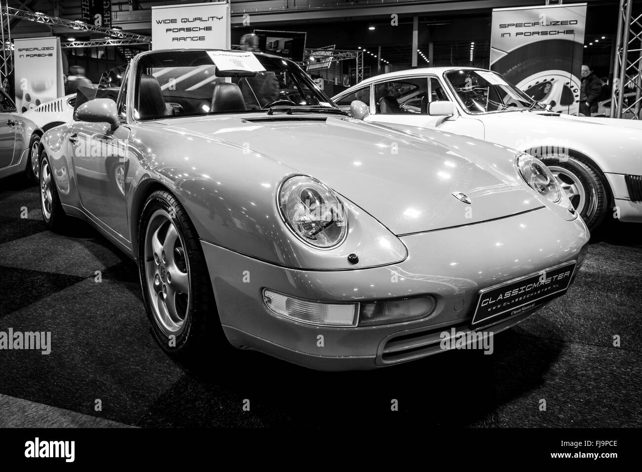 Voiture de sport Porsche 911 Carrera (993) Cabriolet, 1995. Noir et blanc. Banque D'Images