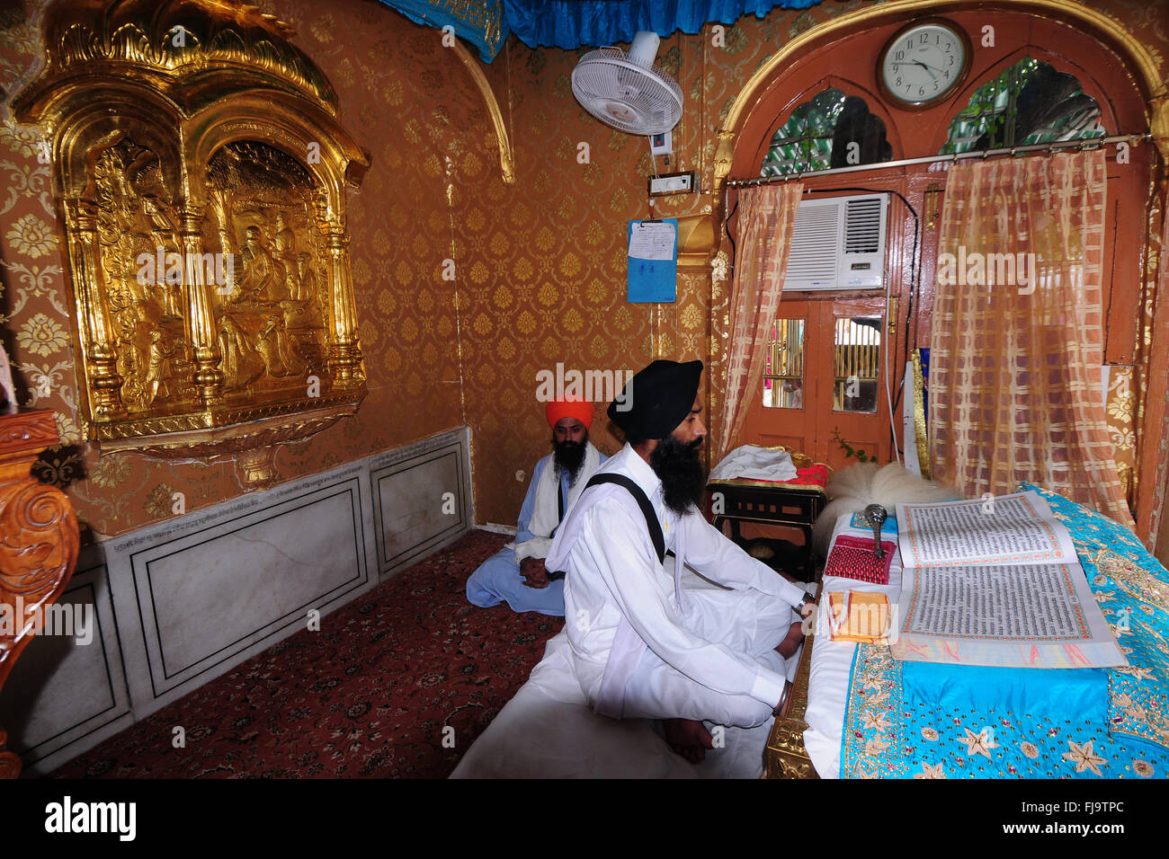 La lecture des Écritures, clerc Sikh d'Amritsar, Punjab, en Inde, en Asie Banque D'Images