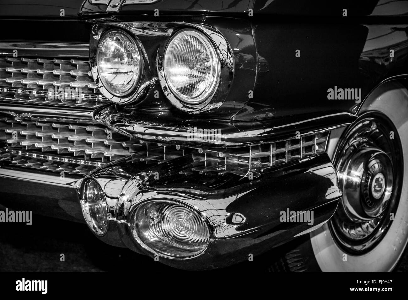 Fragment d'une grande voiture de luxe Cadillac Coupe de Ville 1959. Noir et blanc. Banque D'Images