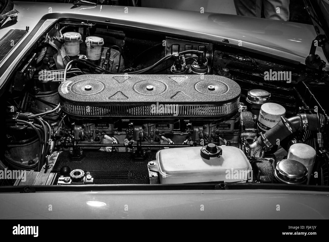 Le moteur d'une voiture de sport Ferrari 330 GT 2 +2 Série 1, 1965. Noir et blanc. Banque D'Images