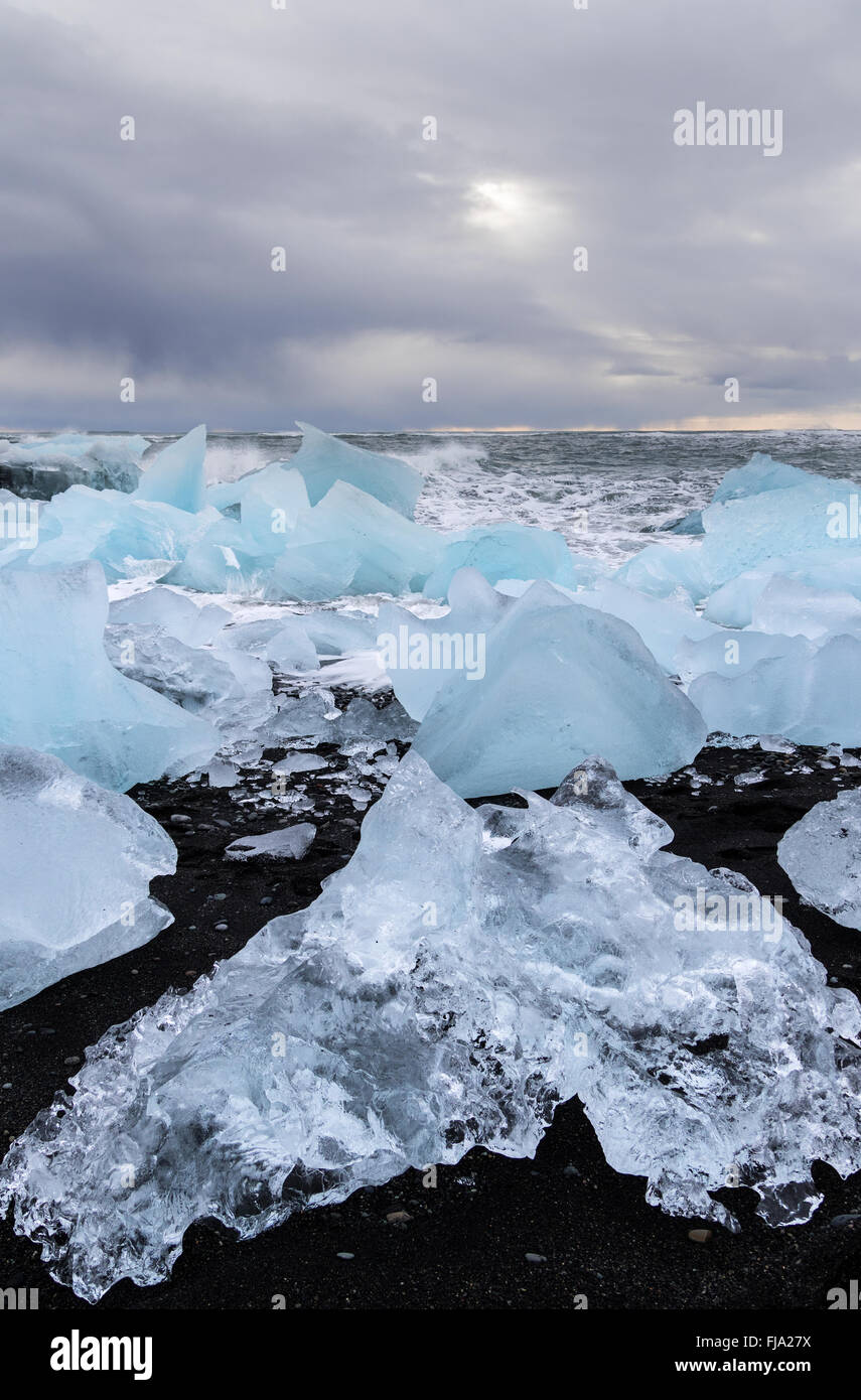 Les icebergs du glacier Breiðamerkurjökull échoués sur la plage de sable noir à Jokulsarlon en se l'Islande Banque D'Images