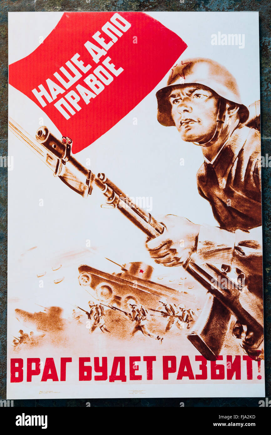 Affiche de propagande patriotique russe soviétique de la Seconde Guerre mondiale, avec l'image du soldat passe attaque avec carabine. Banque D'Images