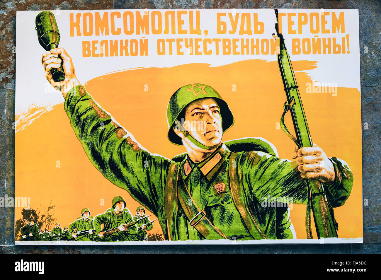Affiche de propagande patriotique russe soviétique de la Seconde Guerre mondiale, avec l'image du soldat passe attaque avec fusil et grenade. Banque D'Images