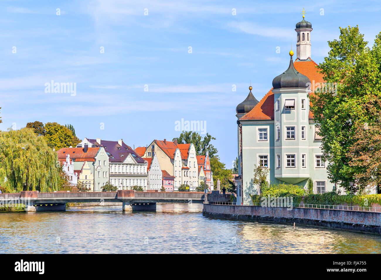 La rivière Isar et bâtiments de style bavarois sur les rives, Landshut, Allemagne Banque D'Images