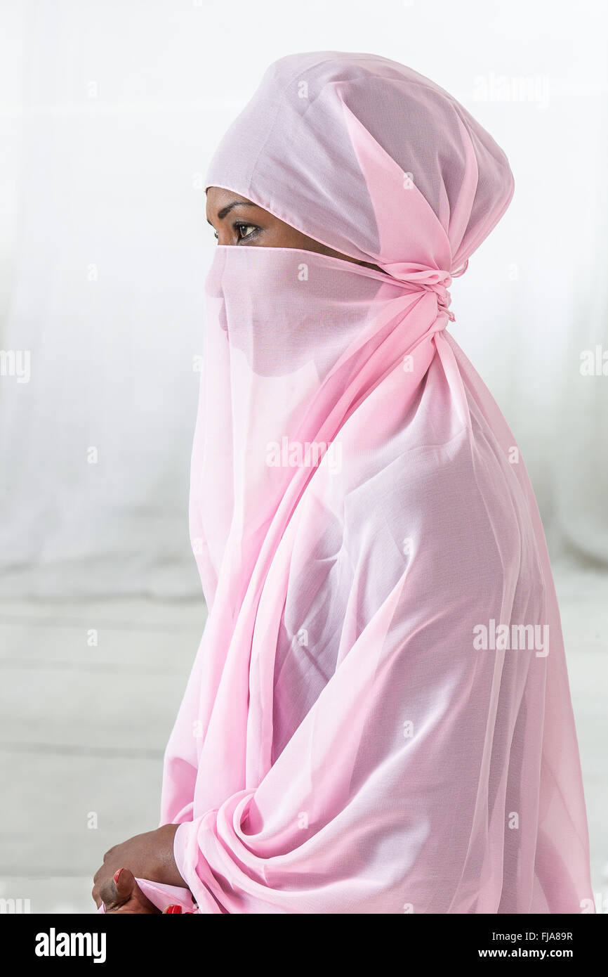 Belle femme musulmane d'Afrique noire le port de foulard rose Banque D'Images