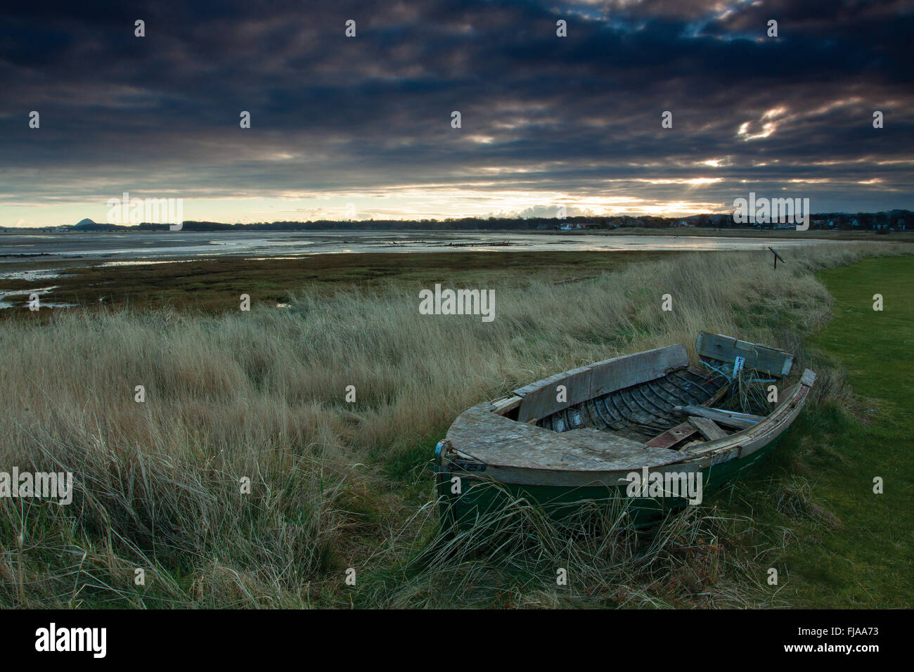 Bateau en bois à l'aube, Aberlady Bay, Aberlady, East Lothian Banque D'Images