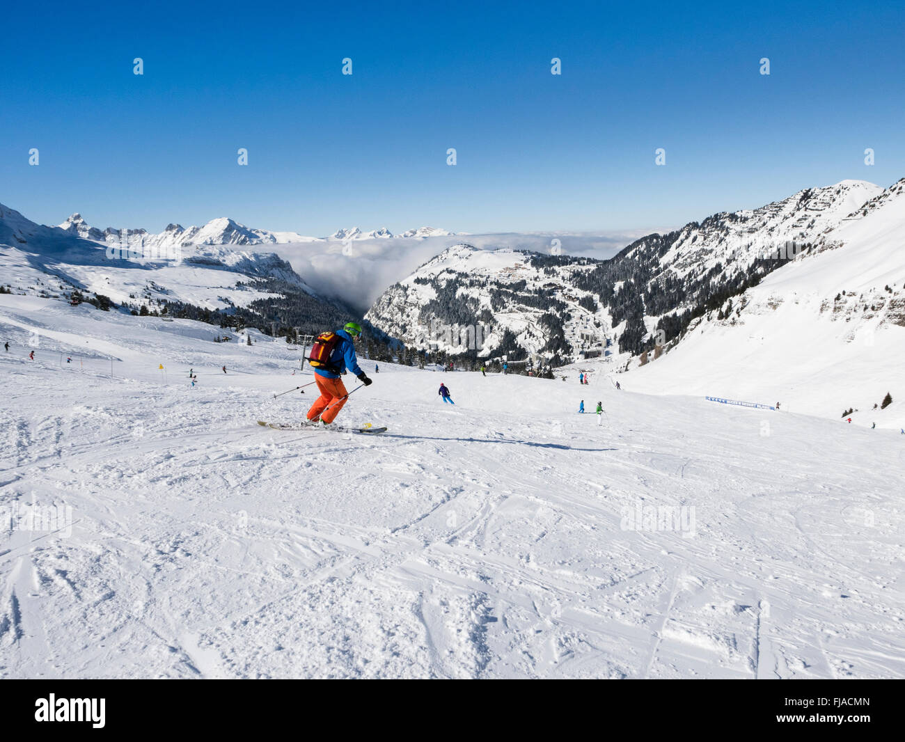 Les Skieurs sur les pentes de neige dans le domaine skiable du Grand Massif au-dessus de station de ski alpin de Flaine, Haute Savoie, Rhône-Alpes, France Banque D'Images