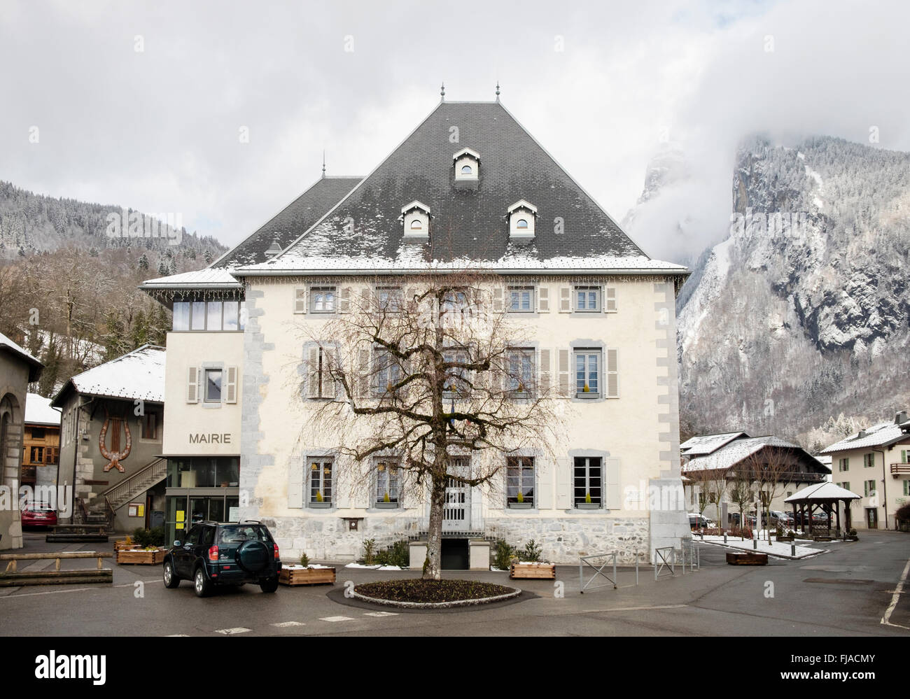 Le bâtiment Mairie village alpin traditionnel. La place des Dents Blanches, Samoëns, vallée du Giffre, Rhone-Alpes, France Banque D'Images