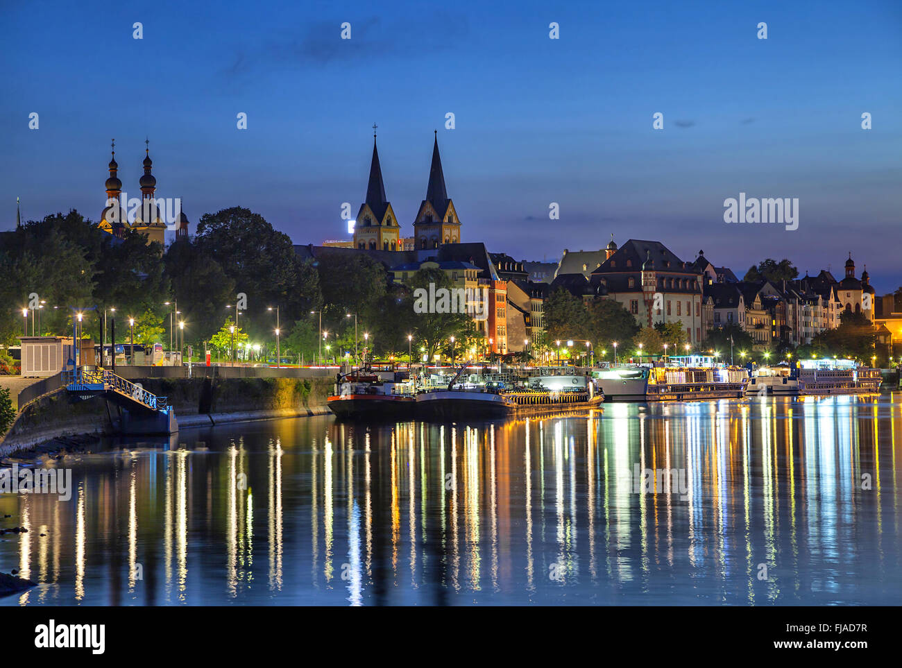 Toits de Coblence se reflétant dans la Moselle, Rhénanie-Palatinat, Allemagne Banque D'Images
