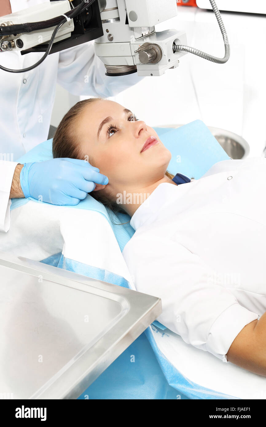 Examen de la vue. L'acuité visuelle assistée par ordinateur. Le patient pendant un examen de la vue à la clinique. Test de vision par ordinateur Banque D'Images