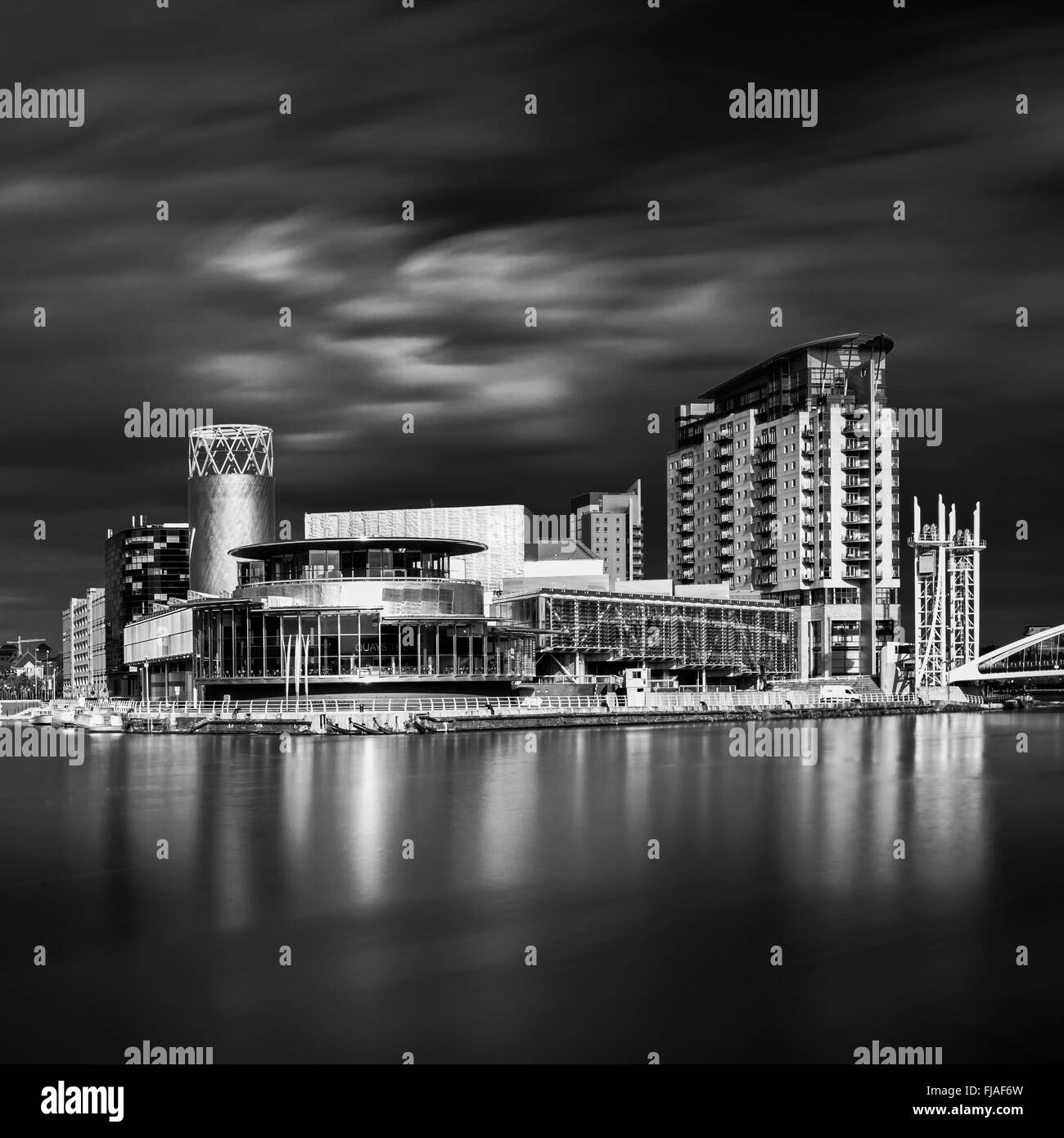 Salford Quays theatre vu dans le nord de la baie du bassin. Banque D'Images