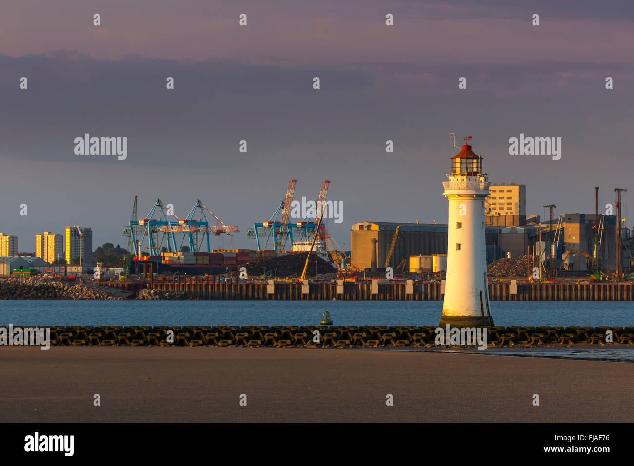 Rock Perch phare avec Liverpool docks vu derrière sur la Mersey. Banque D'Images