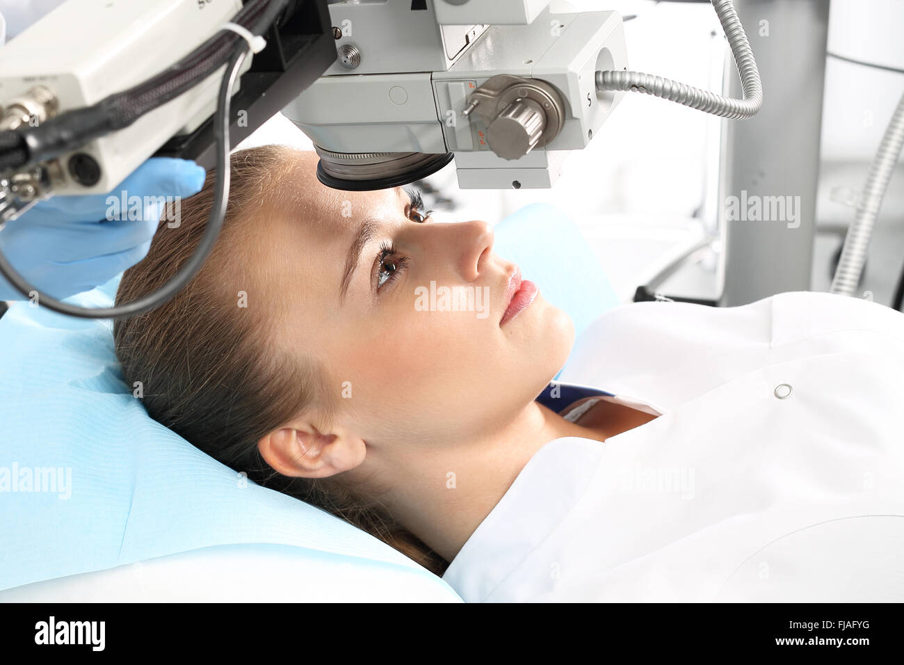 Examen de la vue. L'acuité visuelle assistée par ordinateur. Le patient pendant un examen de la vue à la clinique. Test de vision par ordinateur Banque D'Images