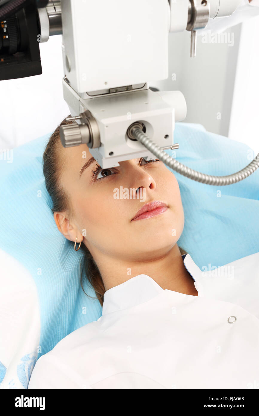 Examen de la vue. L'acuité visuelle assistée par ordinateur. Le patient pendant un examen de la vue à la clinique. Test de vision par ordinateur Banque D'Images