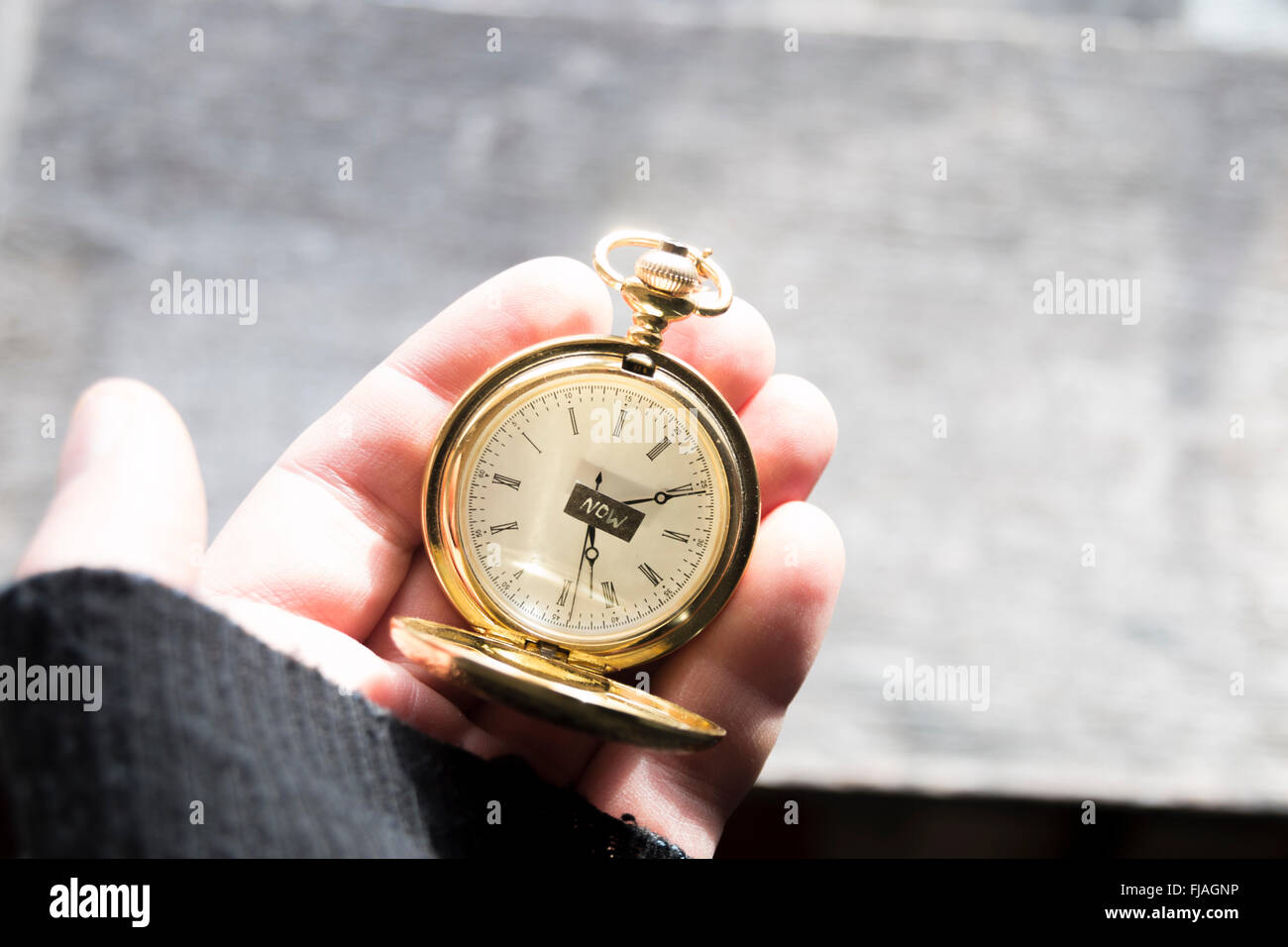 Maintenant, l'heure concept. Texte et montre de poche. Banque D'Images