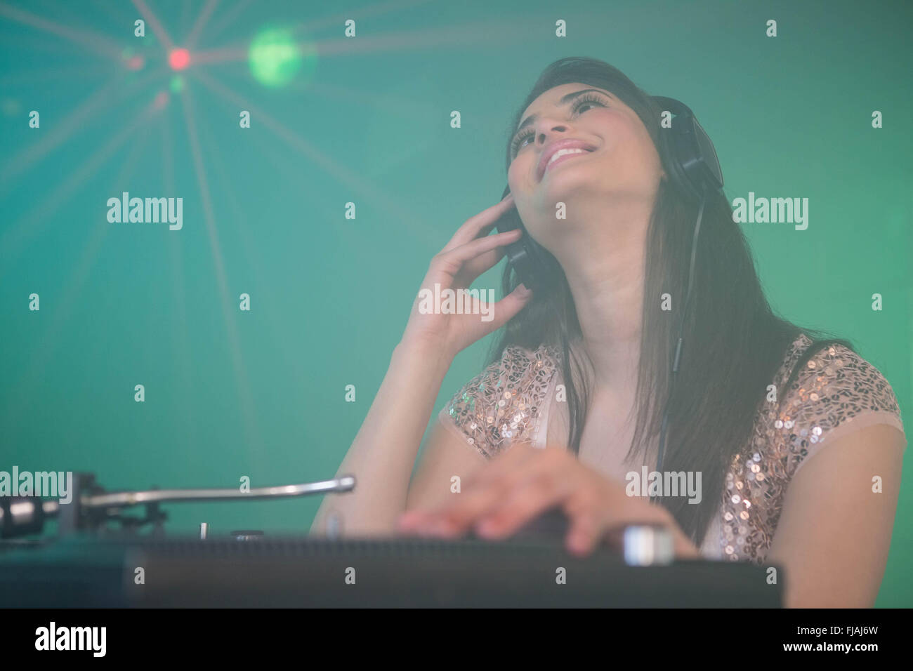 Jolie femme DJ à jouer de la musique Banque D'Images