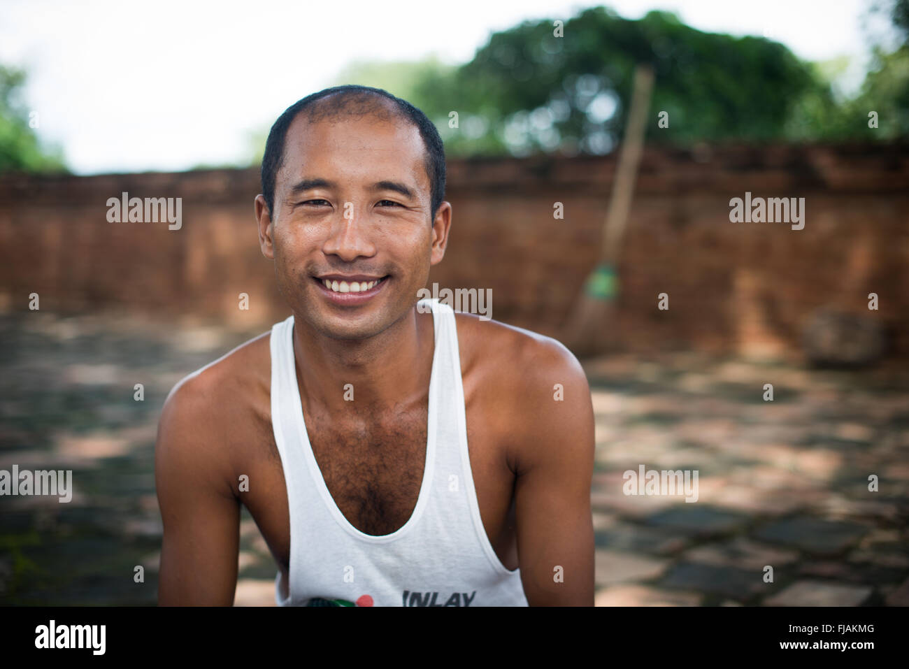 Temple Abeyadana Artisan Bagan Myanmar // BAGAN, Myanmar — Un artisan local vend des peintures au temple Abeyadana, un temple bouddhiste des XIe et XIIe siècles situé près du temple Nagayon dans la zone archéologique de Bagan. Le temple se distingue par ses fresques bouddhistes Mahayana, qui contrastent avec les thèmes Theravada couramment trouvés dans d'autres temples du début de la période païenne. Le temple d'Abeyadana présente des scènes de Jataka avec des légendes de mon couvrant les murs de son hall principal, ainsi que des peintures murales représentant des divinités du panthéon Mahayana contemporaines de la construction du temple. Le te Banque D'Images
