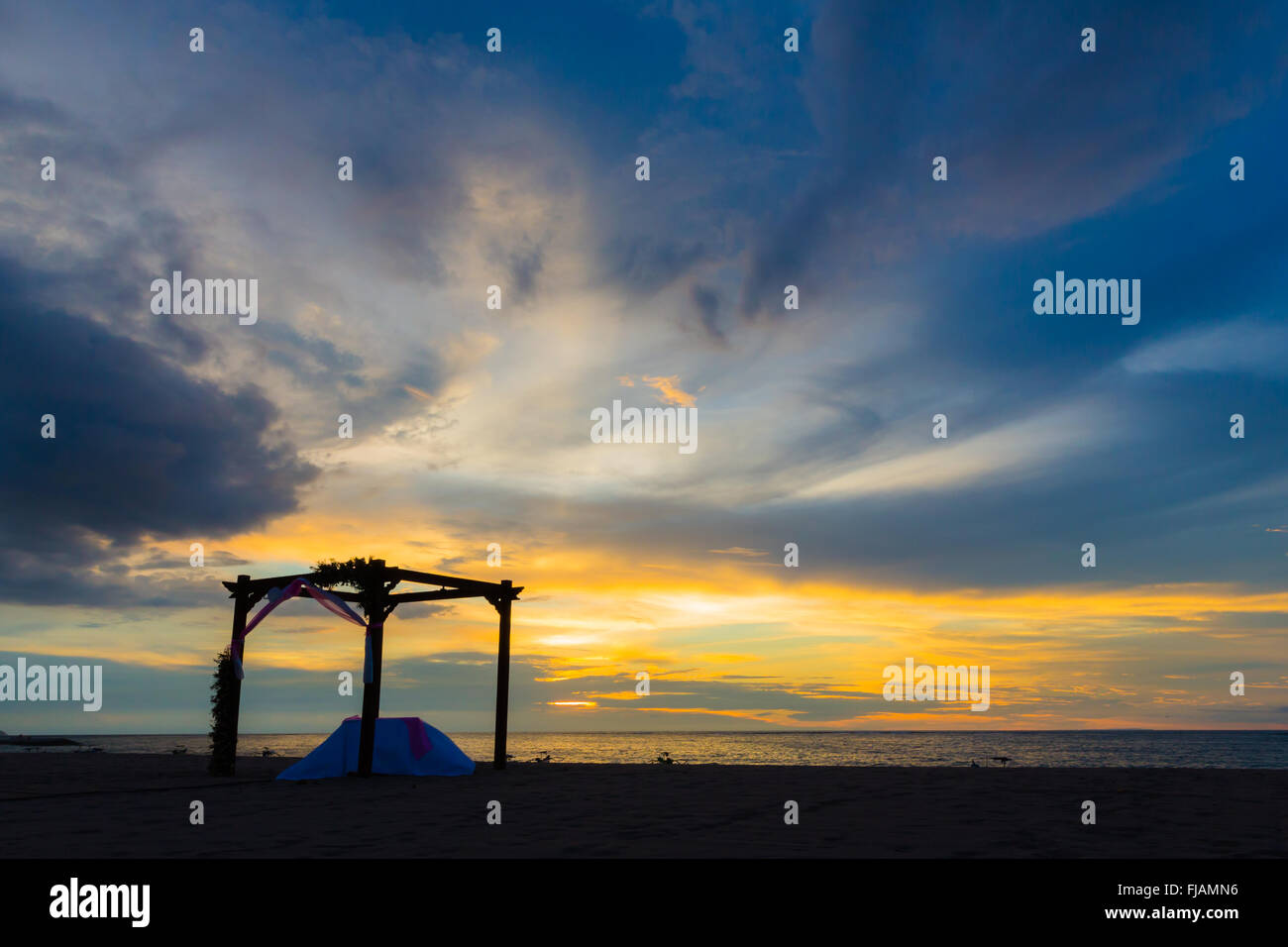 Un gazebo de mariage au coucher du soleil dans la plage de Kuta Bali Banque D'Images