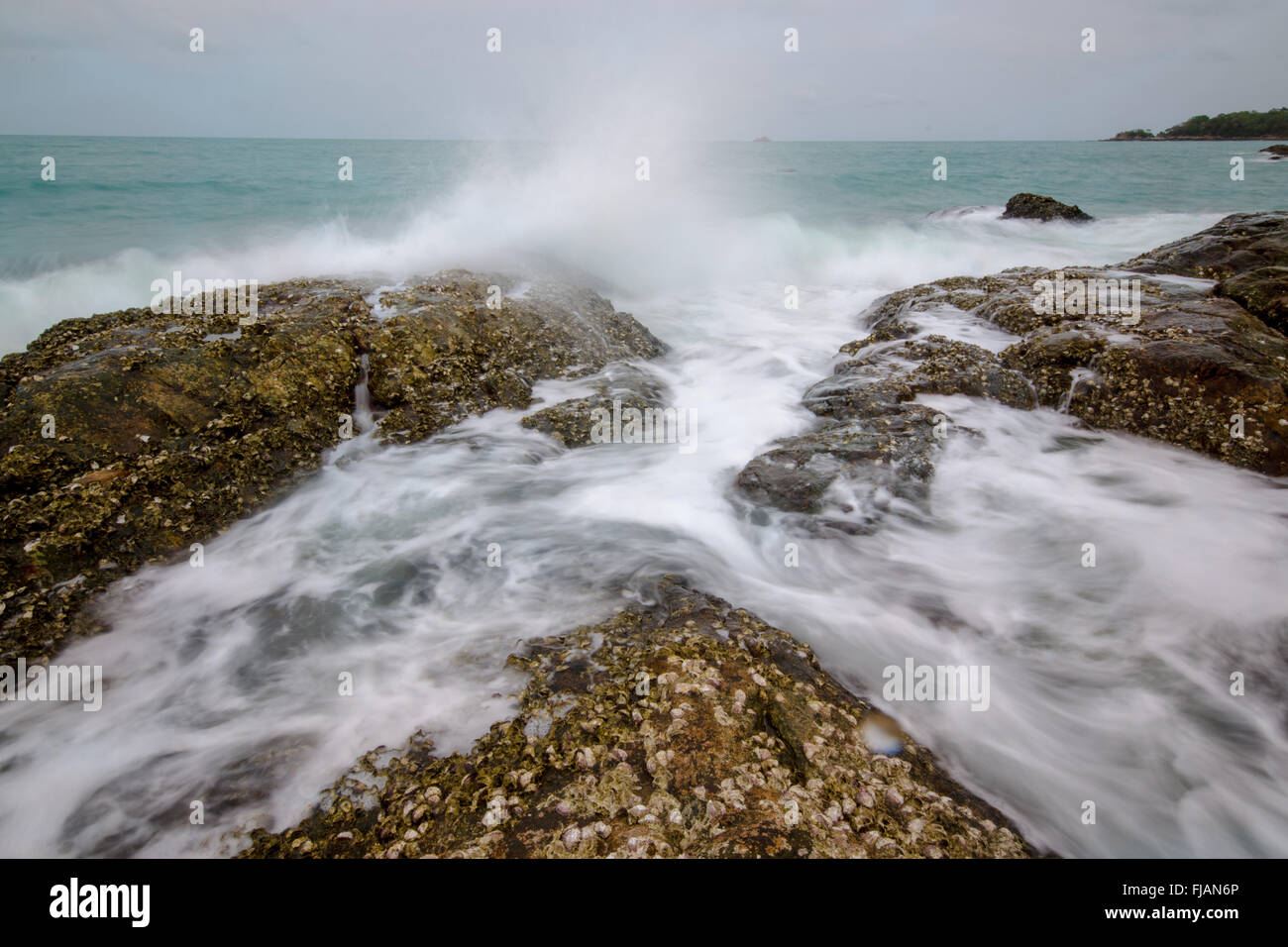 Vagues de la mer les rochers, créant foam Banque D'Images