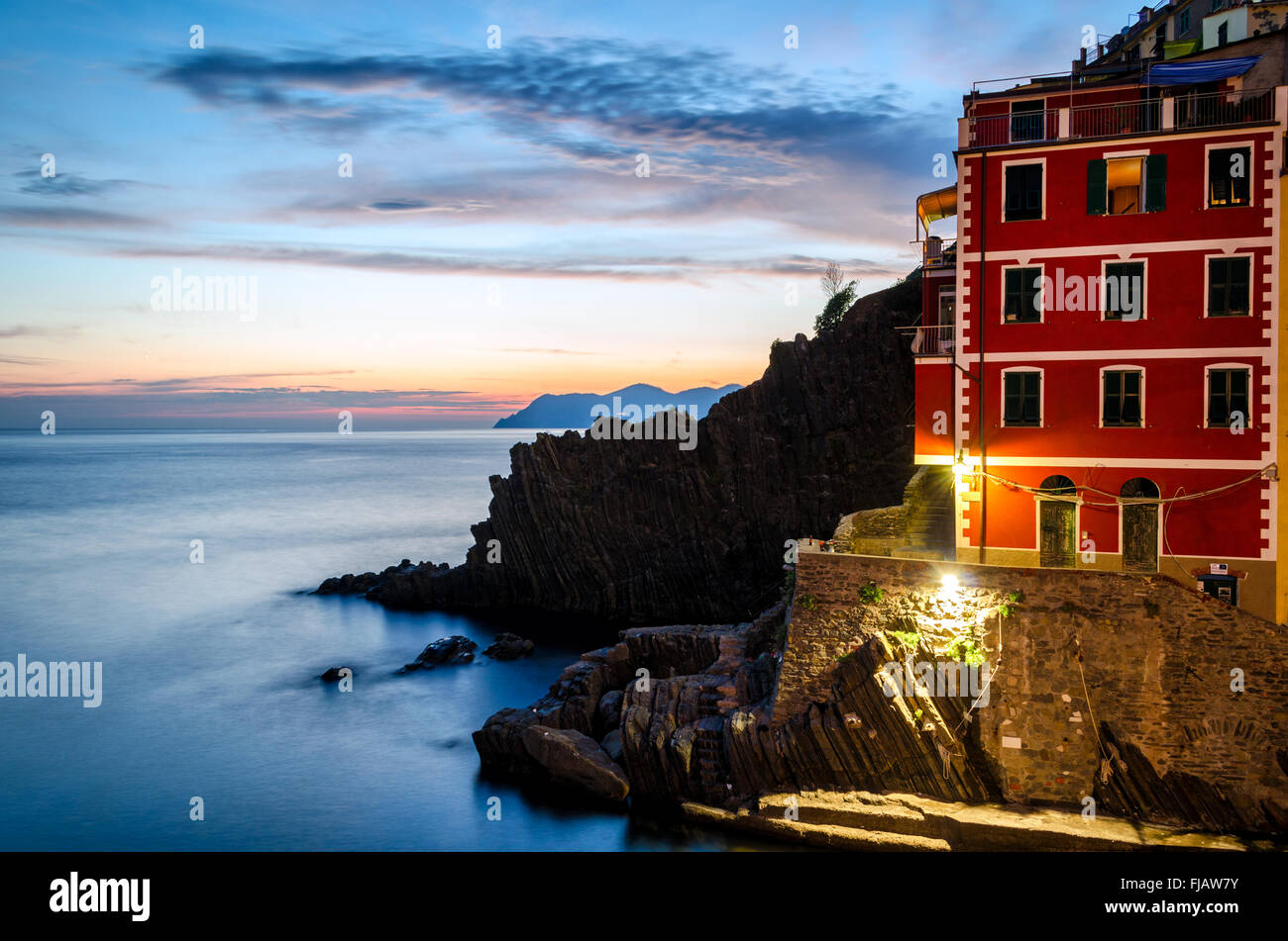 Riomaggiore (Cinque Terre Ligurie Italie) au crépuscule Banque D'Images