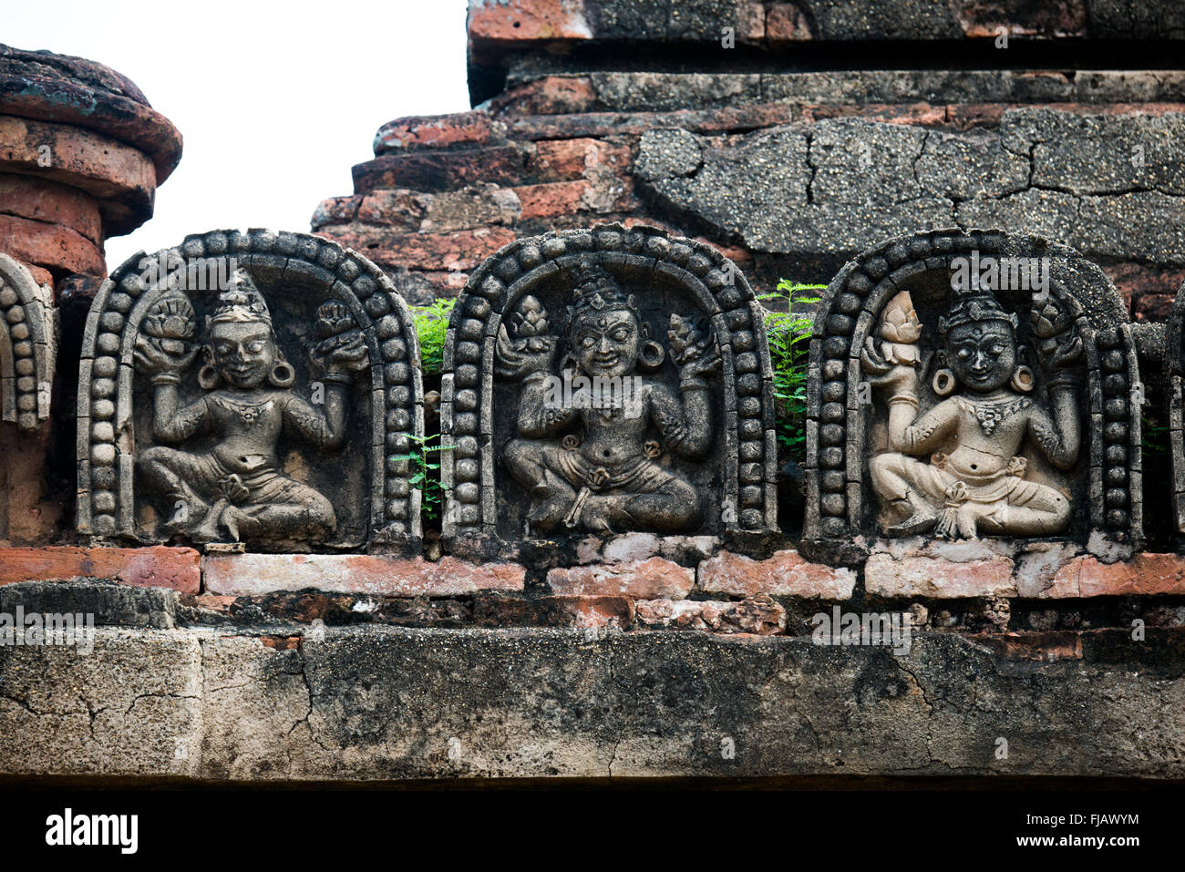 Fresques du temple d'Abeyadana Bagan Myanmar // BAGAN, Myanmar — décorations restaurées ornent l'extérieur du temple d'Abeyadana dans la zone archéologique de Bagan. Le temple, datant de la fin du XIe siècle ou du début du XIIe siècle, est situé près du village de Myinkaba et est associé dans la légende à la reine Abeyadana, une reine en chef consort du XIe siècle du roi Kyansittha de la dynastie païenne. Le temple est remarquable pour ses fresques bouddhistes Mahayana, qui contrastent avec les thèmes Theravada couramment trouvés dans d'autres temples du début de la période païenne. Le temple d'Abeyadana présente une orientation orientée vers le nord et des s en forme de cloche Banque D'Images