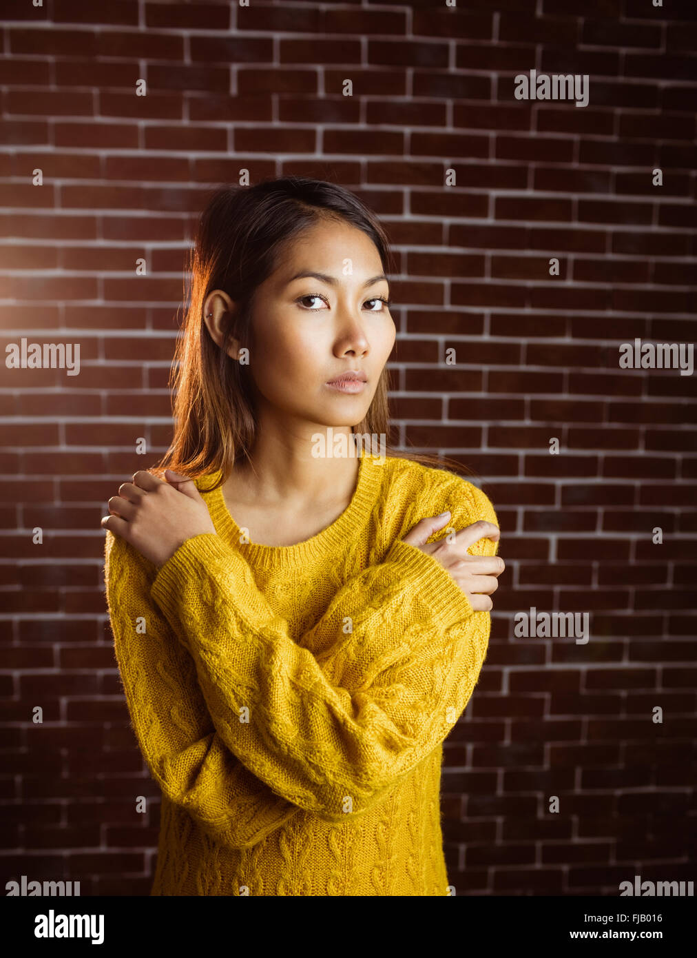 Asian woman with hands on shoulders Banque D'Images