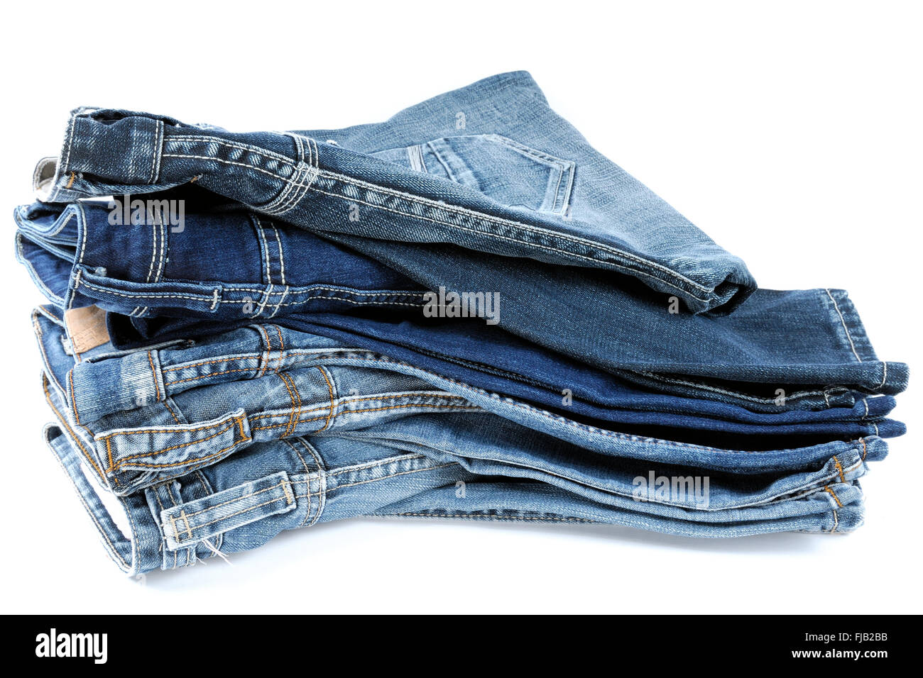 Divers modèles de jeans pour hommes empilés et photographiés dans le studio  Photo Stock - Alamy
