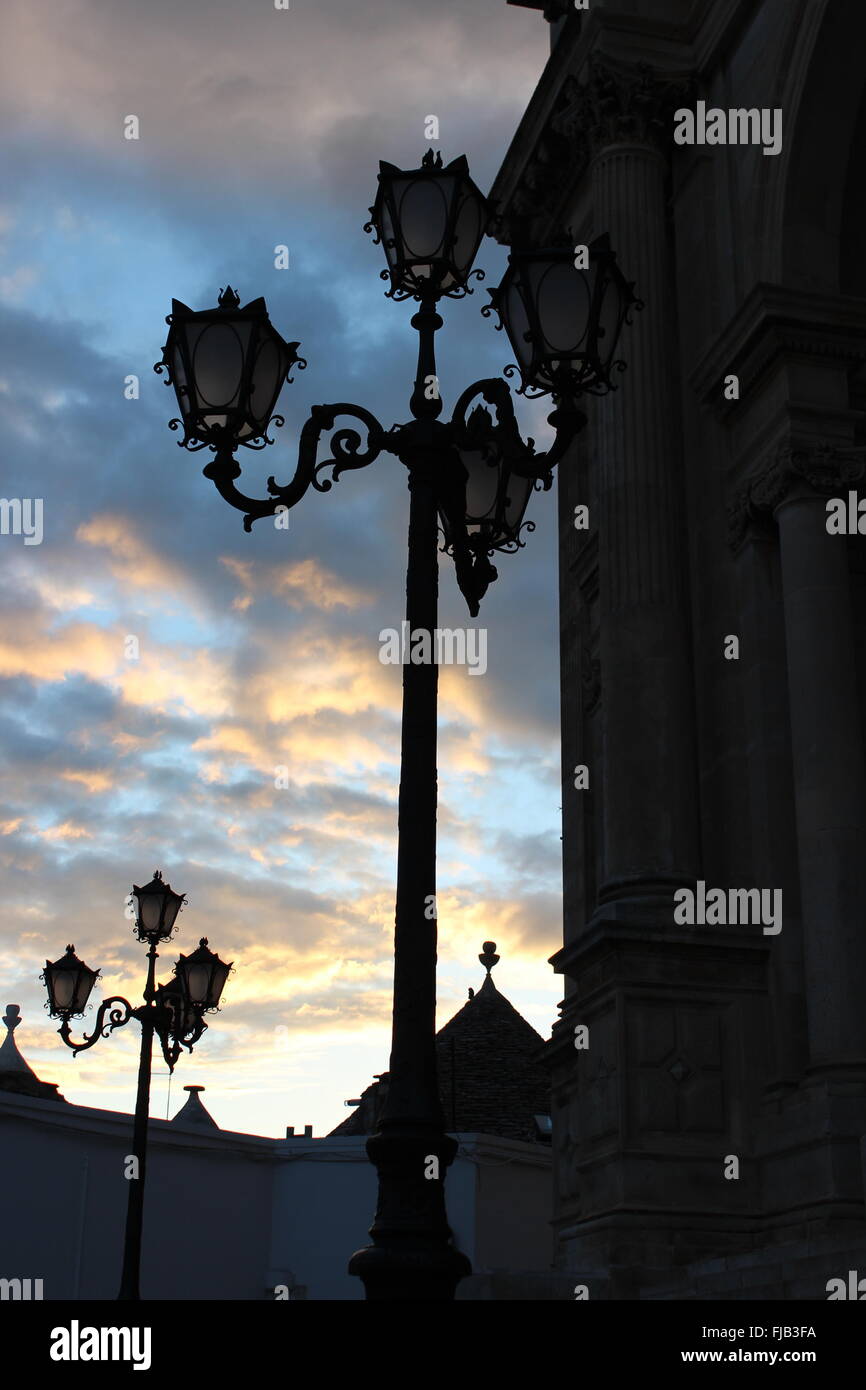 Purple sky et Baroque street light Banque D'Images