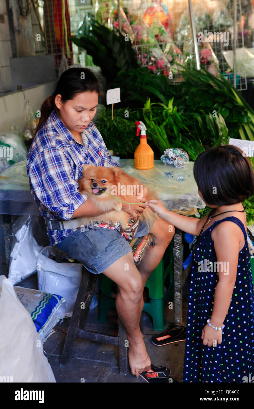 La mère et l'enfant asiatique avec leur chien de compagnie Banque D'Images