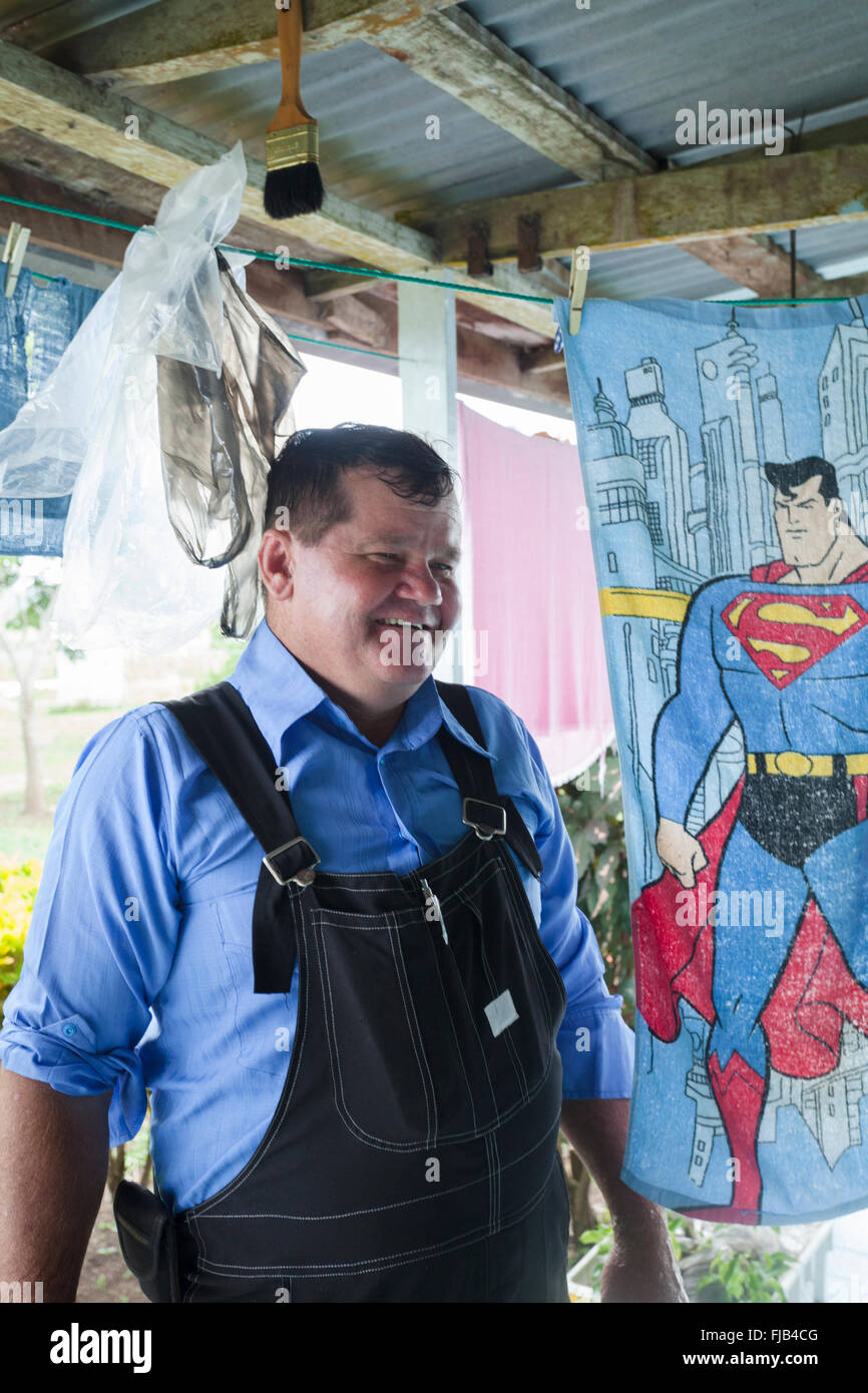 Man and Superman Mennonite serviette, Inde Creek village près de Lamanai, Belize Banque D'Images