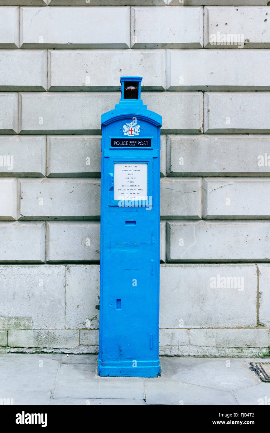Un poste d'appel public de police PA3 bleu fonte historique des années 1950 conçu par Gilbert Mackenzie Trench, Guildhall, City of London, Royaume-Uni Banque D'Images