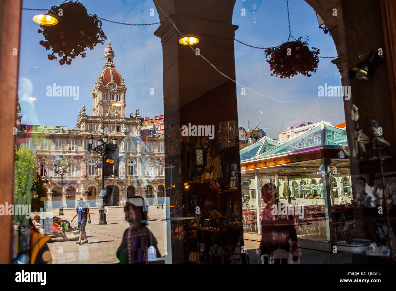 Réflexions, de l'hôtel de ville, de la place de Maria Pita, ville de La Corogne, Galice, Espagne Banque D'Images