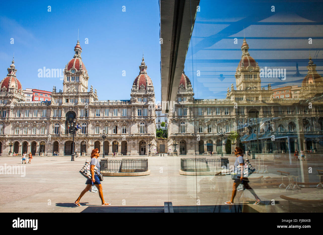 Réflexions, de l'hôtel de ville, de la place de Maria Pita, ville de La Corogne, Galice, Espagne Banque D'Images