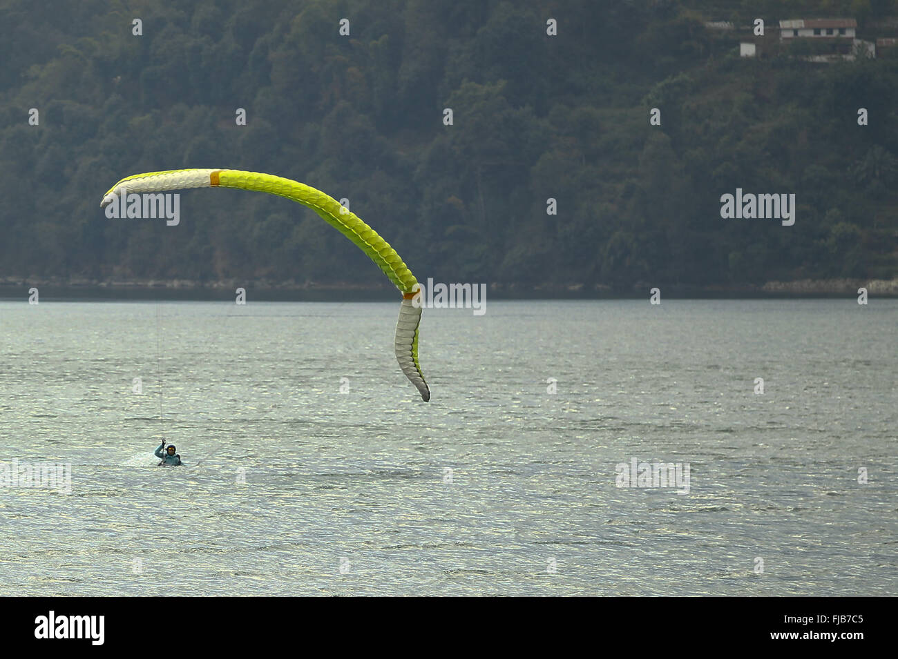 Pokhara, Népal. 1er mars 2016. Un concurrent de la Coupe du Monde de parapente "Pre" tombe dans le Lac Fewa de Pokhara, environ 200 km à l'ouest de Katmandou, capitale du Népal, le 1 mars 2016. Environ 150 parapentes de 35 pays et régions ont participé au concours de la Coupe du Monde de parapente "Pre" qui a été organisée par le Népal Airsports Association. Le concours prend fin le 5 mars 2016. © Pratap Thapa/Xinhua/Alamy Live News Banque D'Images