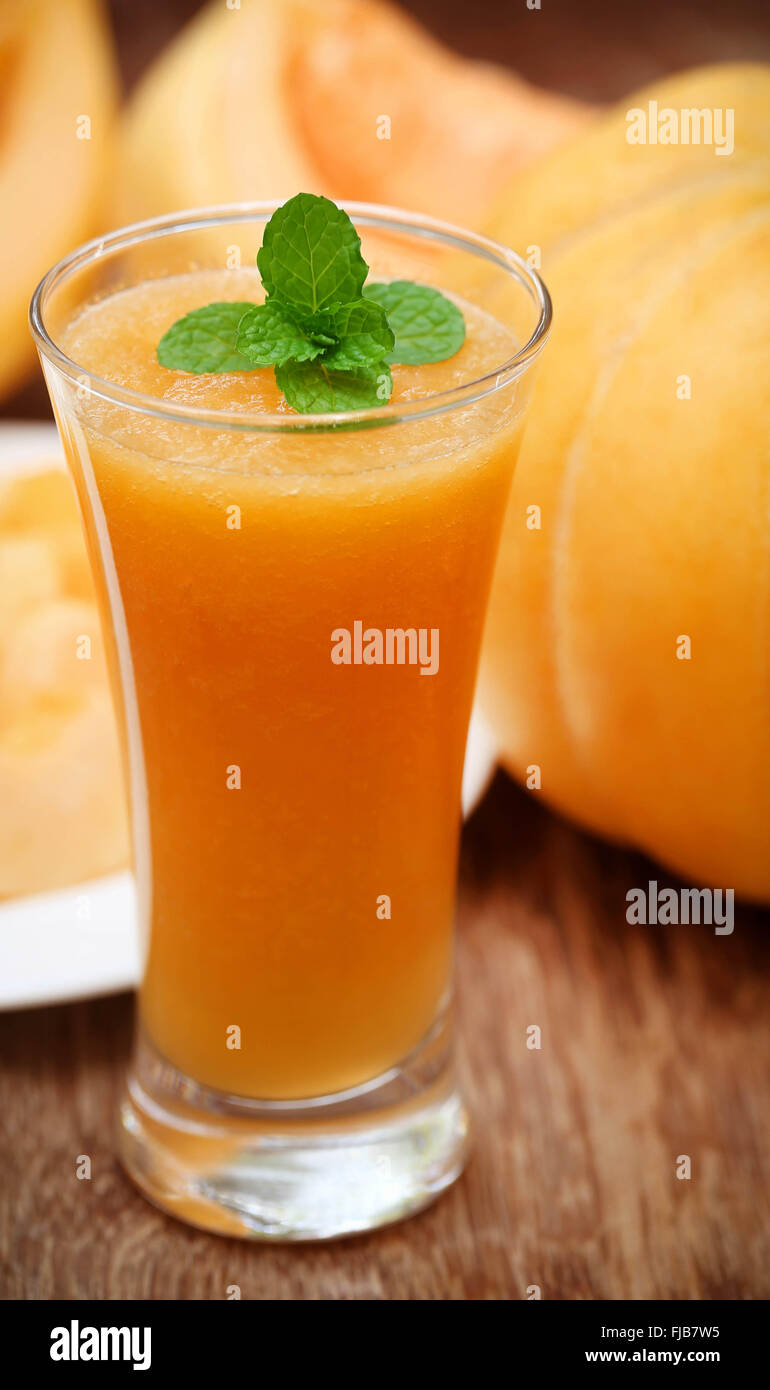 Jus de melon cucumis melo ou de feuilles de menthe Banque D'Images